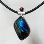 Anhänger: Silber, Labradorit, rosa Turmalin --- ohne Halsreif: 253,- €
