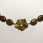Kette: Silber vergoldet, Bronzit, Kupfer emailliert, Länge: 46 cm --- 210,- €