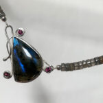 Kette: Silber, Labradorit, 3 Granate , Länge: 45 cm --- 400,- €