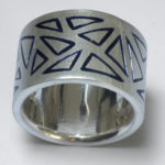 Ring "Dreiecke": Silber, Emaille, Weite 62 --- 380,- €