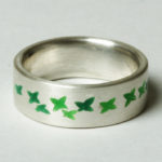 Ring "Blätter grün": Silber, Emaille, Weite 55 --- 180,- €