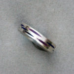 Ring "gefeiltes Muster": Silber, Emaille, violett, Weite 58 --- 180,- €