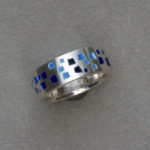 Ring "Pyramiden blau": Silber, Emaille, Weite 62 --- 180,- €