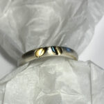 Ring: Silber teilvergoldet, gefeiltes Muster, 2 Einkerbungen Weite 56 --- 120,- €