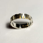 Ring: Silber teilvergoldet, gefeiltes Muster, Dreiecke Weite 58 --- 120,- €